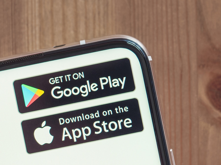 Smartphone displaying Google Play and App Store buttons